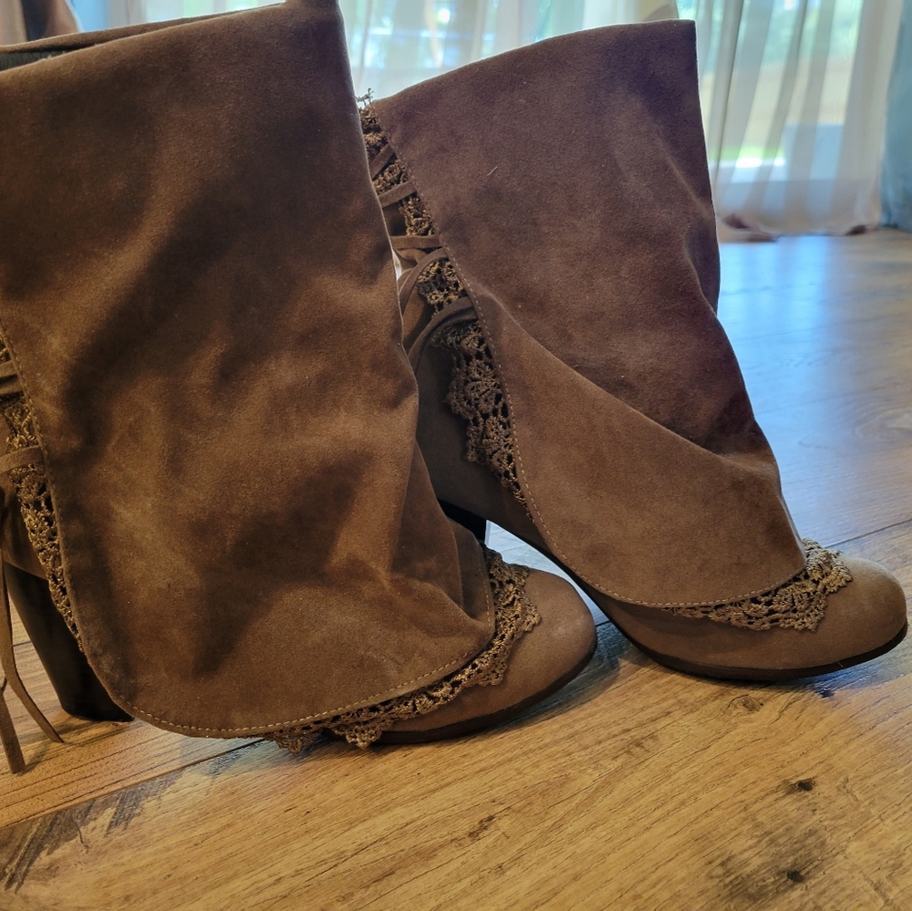 Women's Front Flap Heeled Boots